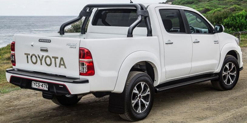 2015 toyota hilux back 01